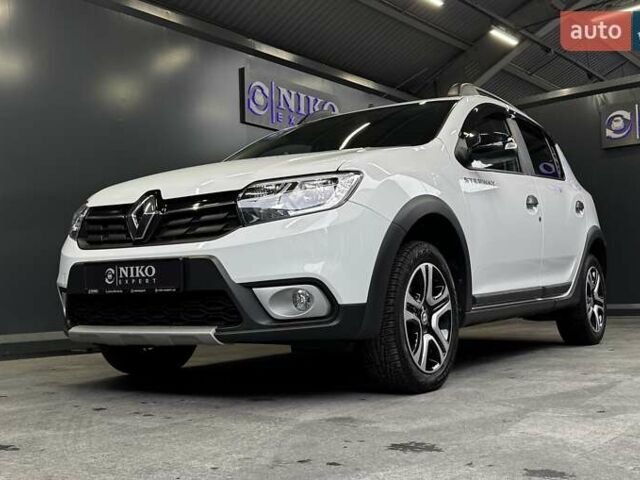 Белый Рено Сандеро СтэпВэй, объемом двигателя 0.9 л и пробегом 39 тыс. км за 11900 $, фото 2 на Automoto.ua