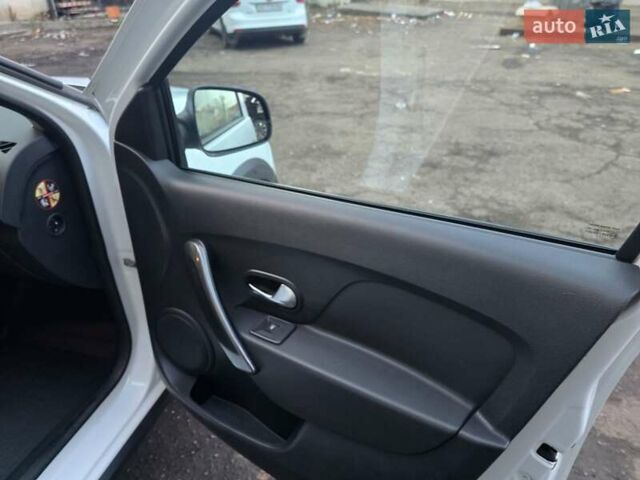 Білий Рено Сандеро СтепВей, об'ємом двигуна 0.9 л та пробігом 105 тис. км за 8900 $, фото 18 на Automoto.ua