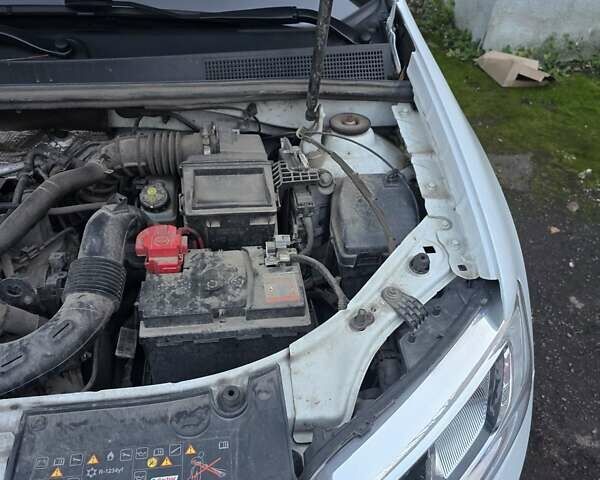 Білий Рено Сандеро СтепВей, об'ємом двигуна 0.9 л та пробігом 105 тис. км за 8900 $, фото 8 на Automoto.ua