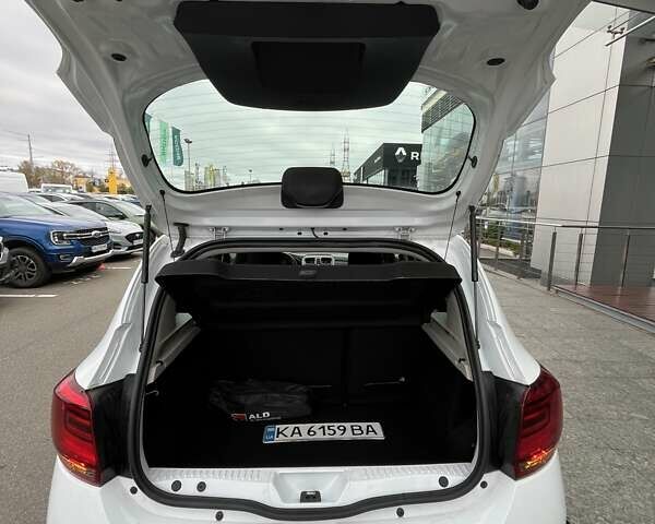 Белый Рено Сандеро СтэпВэй, объемом двигателя 0.9 л и пробегом 110 тыс. км за 7522 $, фото 10 на Automoto.ua