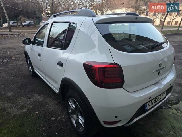 Білий Рено Сандеро СтепВей, об'ємом двигуна 0.9 л та пробігом 105 тис. км за 8900 $, фото 2 на Automoto.ua