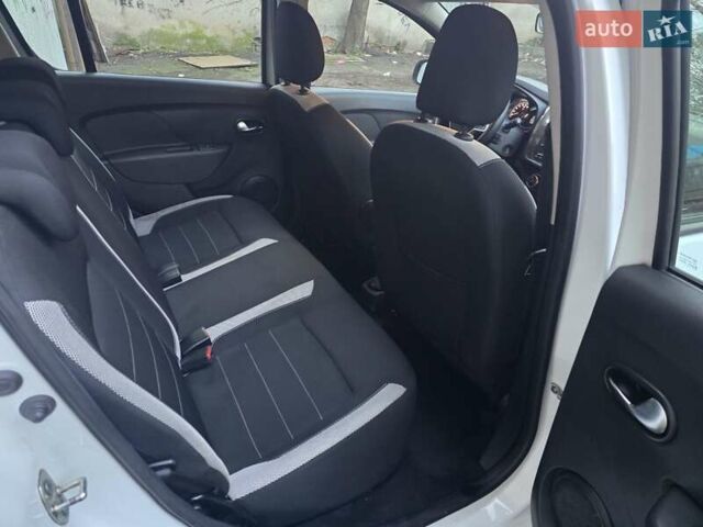 Білий Рено Сандеро СтепВей, об'ємом двигуна 0.9 л та пробігом 105 тис. км за 8900 $, фото 22 на Automoto.ua