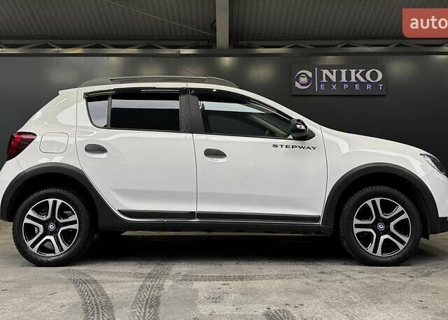 Белый Рено Сандеро СтэпВэй, объемом двигателя 0.9 л и пробегом 39 тыс. км за 11900 $, фото 16 на Automoto.ua