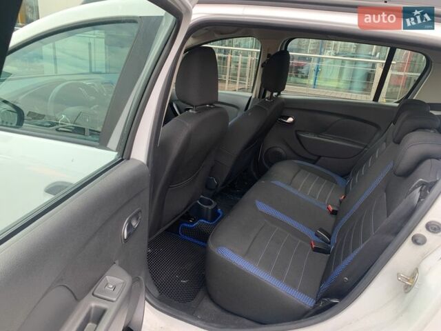 Білий Рено Сандеро СтепВей, об'ємом двигуна 0.9 л та пробігом 31 тис. км за 10573 $, фото 15 на Automoto.ua