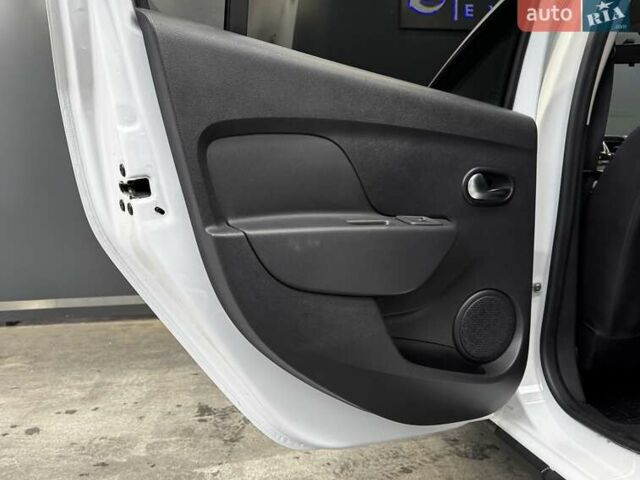 Белый Рено Сандеро СтэпВэй, объемом двигателя 0.9 л и пробегом 39 тыс. км за 11900 $, фото 38 на Automoto.ua