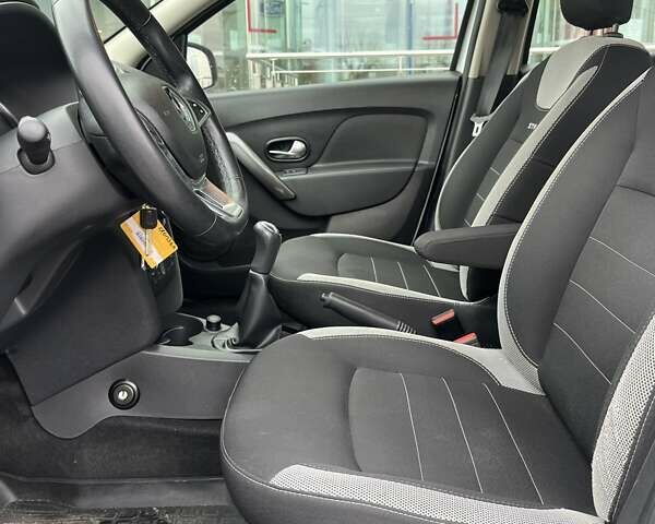 Белый Рено Сандеро СтэпВэй, объемом двигателя 0.9 л и пробегом 110 тыс. км за 7522 $, фото 18 на Automoto.ua