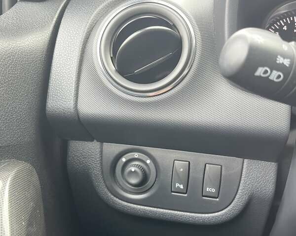 Белый Рено Сандеро СтэпВэй, объемом двигателя 0.9 л и пробегом 110 тыс. км за 7522 $, фото 22 на Automoto.ua