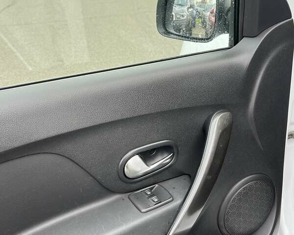 Белый Рено Сандеро СтэпВэй, объемом двигателя 0.9 л и пробегом 110 тыс. км за 7522 $, фото 15 на Automoto.ua