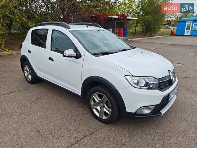 Белый Рено Сандеро СтэпВэй, объемом двигателя 1.46 л и пробегом 63 тыс. км за 13250 $, фото 8 на Automoto.ua