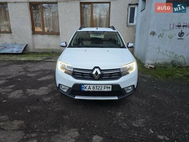 Білий Рено Сандеро СтепВей, об'ємом двигуна 0.9 л та пробігом 105 тис. км за 8900 $, фото 6 на Automoto.ua