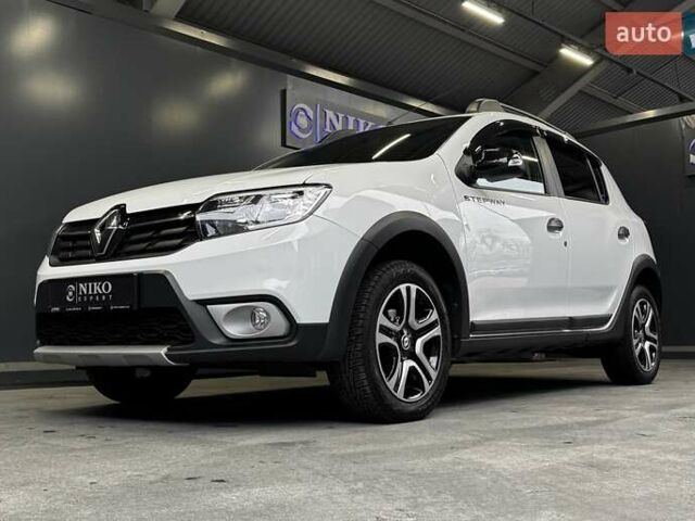 Белый Рено Сандеро СтэпВэй, объемом двигателя 0.9 л и пробегом 39 тыс. км за 11900 $, фото 4 на Automoto.ua