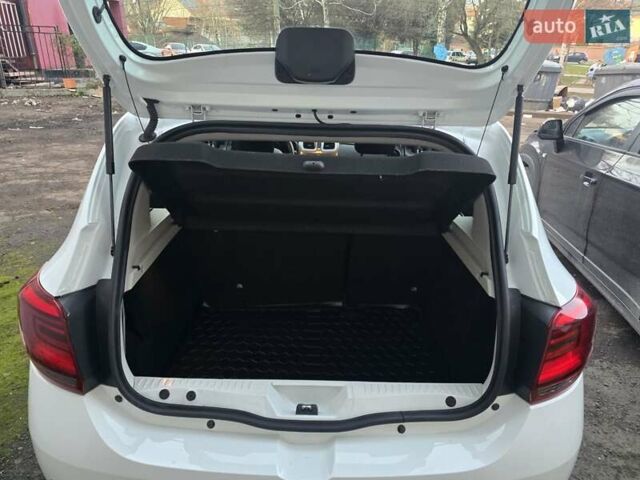 Білий Рено Сандеро СтепВей, об'ємом двигуна 0.9 л та пробігом 105 тис. км за 8900 $, фото 24 на Automoto.ua