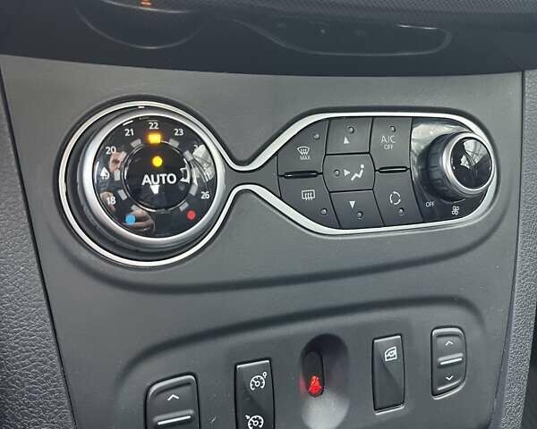 Білий Рено Сандеро СтепВей, об'ємом двигуна 0.9 л та пробігом 99 тис. км за 7879 $, фото 19 на Automoto.ua