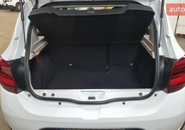 Белый Рено Сандеро СтэпВэй, объемом двигателя 0.9 л и пробегом 39 тыс. км за 8100 $, фото 11 на Automoto.ua