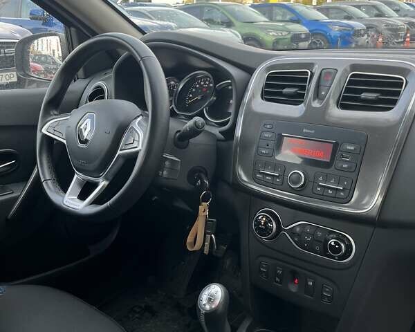 Білий Рено Сандеро СтепВей, об'ємом двигуна 0.9 л та пробігом 99 тис. км за 7879 $, фото 11 на Automoto.ua