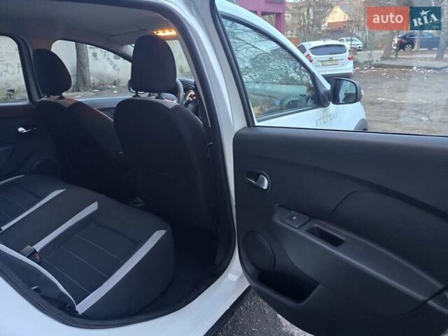 Білий Рено Сандеро СтепВей, об'ємом двигуна 0.9 л та пробігом 105 тис. км за 8900 $, фото 20 на Automoto.ua