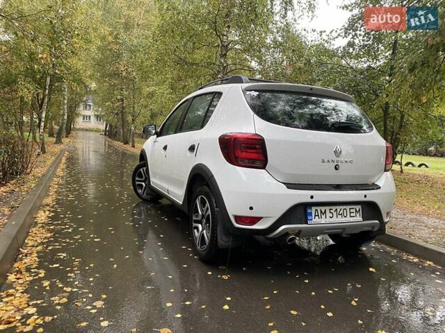 Білий Рено Сандеро СтепВей, об'ємом двигуна 0.9 л та пробігом 40 тис. км за 10500 $, фото 2 на Automoto.ua