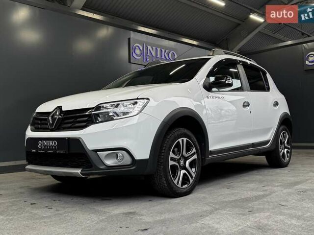 Белый Рено Сандеро СтэпВэй, объемом двигателя 0.9 л и пробегом 39 тыс. км за 11900 $, фото 3 на Automoto.ua