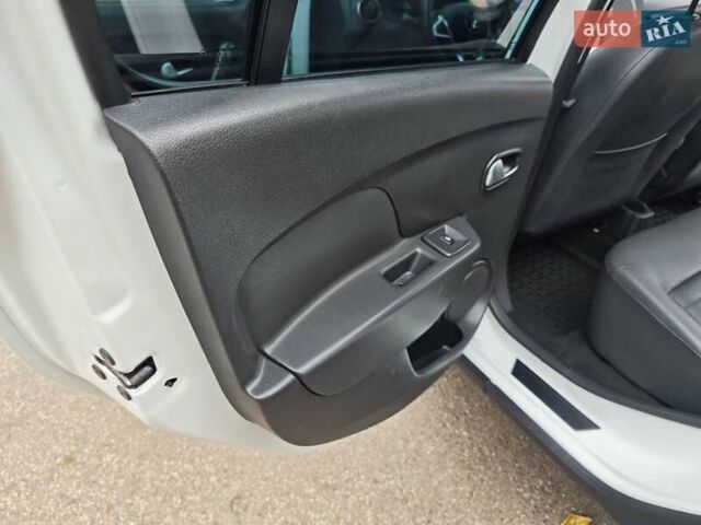 Белый Рено Сандеро СтэпВэй, объемом двигателя 1.46 л и пробегом 63 тыс. км за 13250 $, фото 11 на Automoto.ua