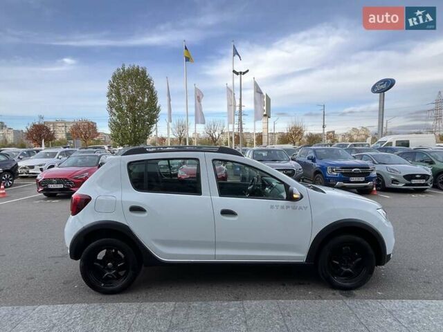 Білий Рено Сандеро СтепВей, об'ємом двигуна 0.9 л та пробігом 99 тис. км за 7879 $, фото 4 на Automoto.ua