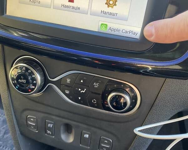 Білий Рено Сандеро СтепВей, об'ємом двигуна 0.9 л та пробігом 40 тис. км за 10500 $, фото 3 на Automoto.ua