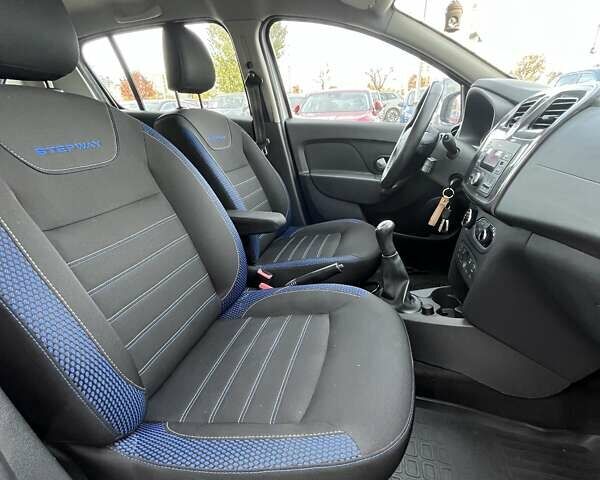 Білий Рено Сандеро СтепВей, об'ємом двигуна 0.9 л та пробігом 99 тис. км за 7879 $, фото 10 на Automoto.ua