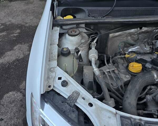 Білий Рено Сандеро СтепВей, об'ємом двигуна 0.9 л та пробігом 105 тис. км за 8900 $, фото 9 на Automoto.ua