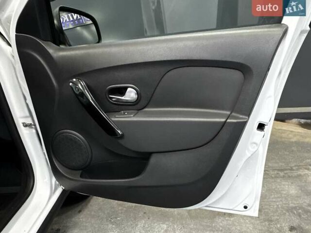 Белый Рено Сандеро СтэпВэй, объемом двигателя 0.9 л и пробегом 39 тыс. км за 11900 $, фото 37 на Automoto.ua