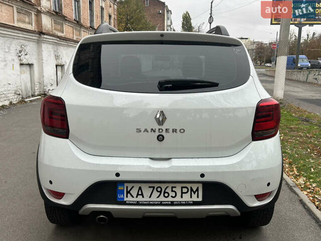 Белый Рено Сандеро СтэпВэй, объемом двигателя 0.9 л и пробегом 101 тыс. км за 9800 $, фото 8 на Automoto.ua