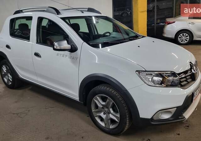 Белый Рено Сандеро СтэпВэй, объемом двигателя 0.9 л и пробегом 39 тыс. км за 8100 $, фото 5 на Automoto.ua