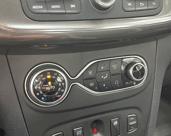 Белый Рено Сандеро СтэпВэй, объемом двигателя 0.9 л и пробегом 110 тыс. км за 7522 $, фото 19 на Automoto.ua