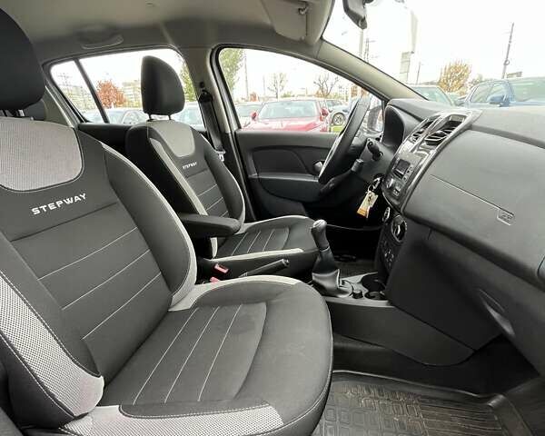 Белый Рено Сандеро СтэпВэй, объемом двигателя 0.9 л и пробегом 110 тыс. км за 7522 $, фото 12 на Automoto.ua