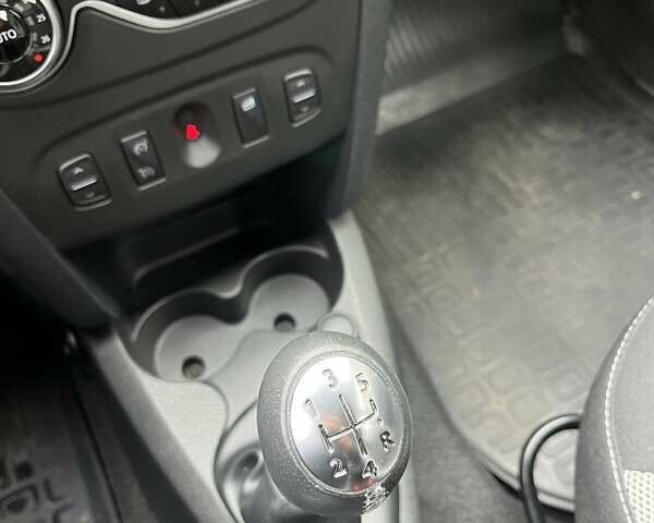 Белый Рено Сандеро СтэпВэй, объемом двигателя 0.9 л и пробегом 110 тыс. км за 7522 $, фото 21 на Automoto.ua