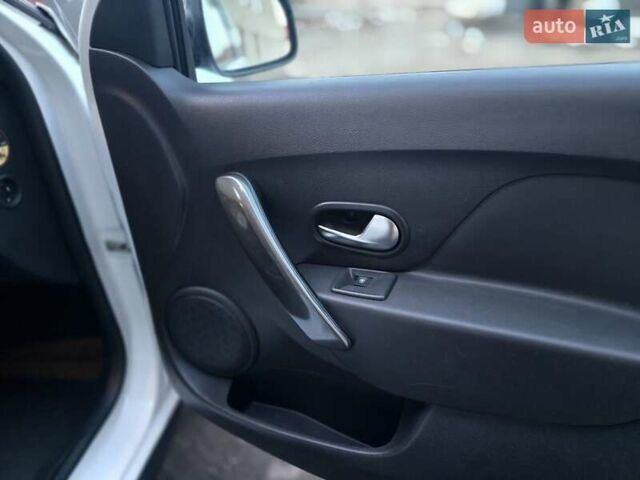 Білий Рено Сандеро СтепВей, об'ємом двигуна 0.9 л та пробігом 105 тис. км за 8900 $, фото 21 на Automoto.ua