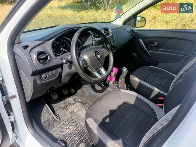 Білий Рено Сандеро СтепВей, об'ємом двигуна 0.9 л та пробігом 117 тис. км за 8999 $, фото 2 на Automoto.ua