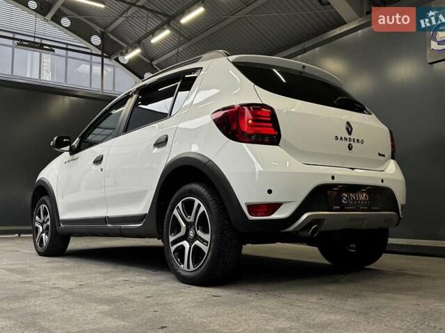 Белый Рено Сандеро СтэпВэй, объемом двигателя 0.9 л и пробегом 39 тыс. км за 11900 $, фото 8 на Automoto.ua