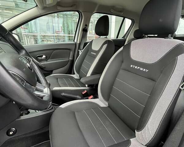 Белый Рено Сандеро СтэпВэй, объемом двигателя 0.9 л и пробегом 110 тыс. км за 7522 $, фото 17 на Automoto.ua