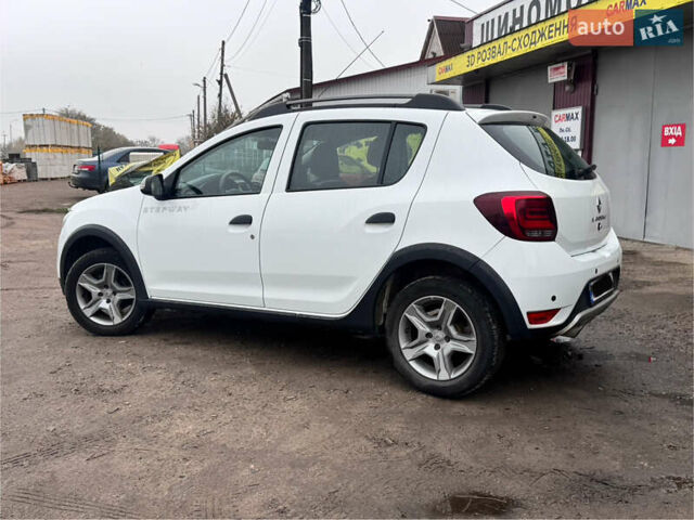 Белый Рено Сандеро СтэпВэй, объемом двигателя 0.9 л и пробегом 103 тыс. км за 8400 $, фото 1 на Automoto.ua