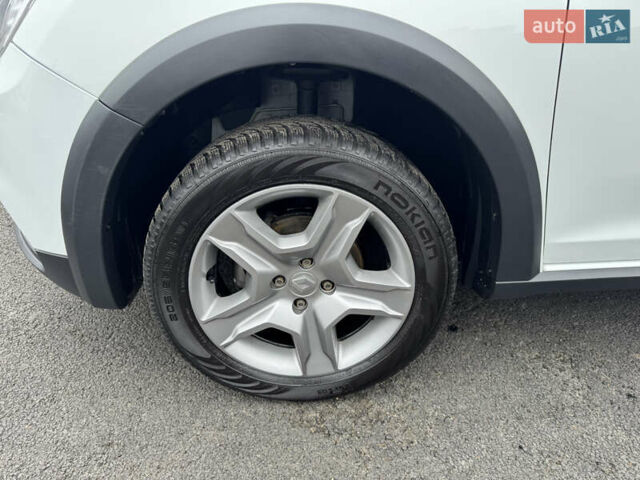 Белый Рено Сандеро СтэпВэй, объемом двигателя 1.46 л и пробегом 76 тыс. км за 12800 $, фото 9 на Automoto.ua