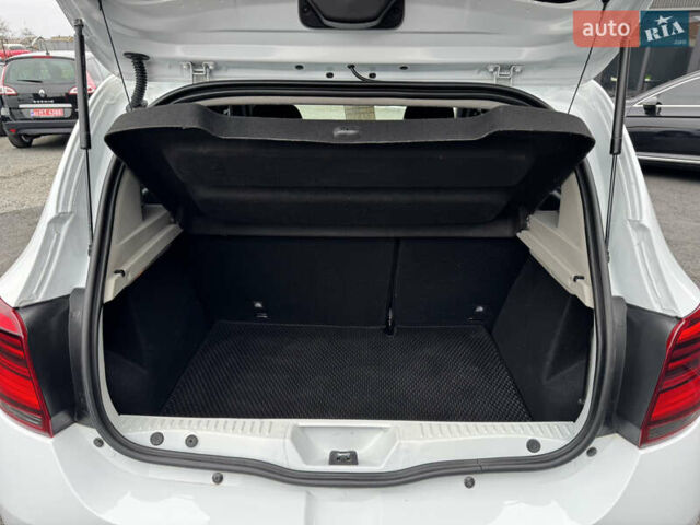 Белый Рено Сандеро СтэпВэй, объемом двигателя 1.46 л и пробегом 76 тыс. км за 12800 $, фото 10 на Automoto.ua