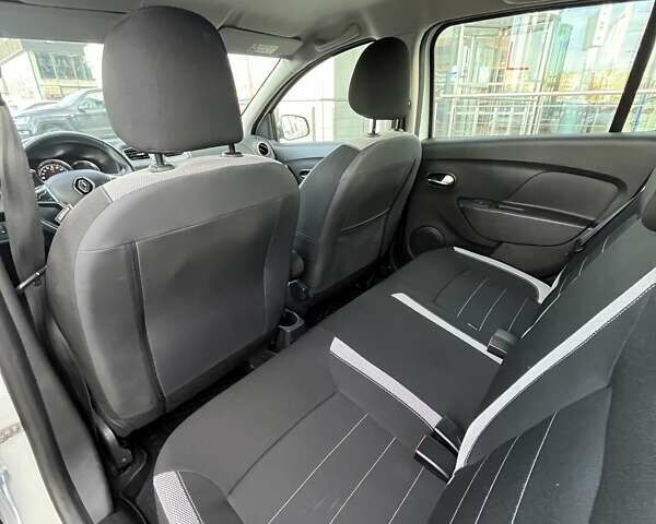 Білий Рено Сандеро СтепВей, об'ємом двигуна 0.9 л та пробігом 79 тис. км за 8164 $, фото 9 на Automoto.ua