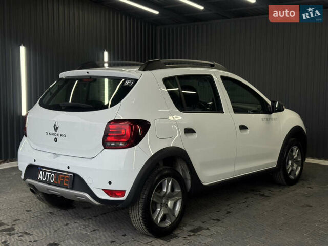 Белый Рено Сандеро СтэпВэй, объемом двигателя 0.9 л и пробегом 99 тыс. км за 8999 $, фото 6 на Automoto.ua