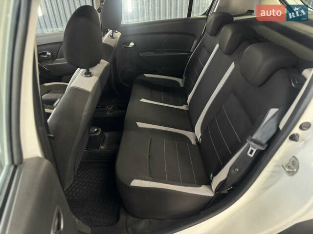 Белый Рено Сандеро СтэпВэй, объемом двигателя 0.9 л и пробегом 99 тыс. км за 8999 $, фото 12 на Automoto.ua