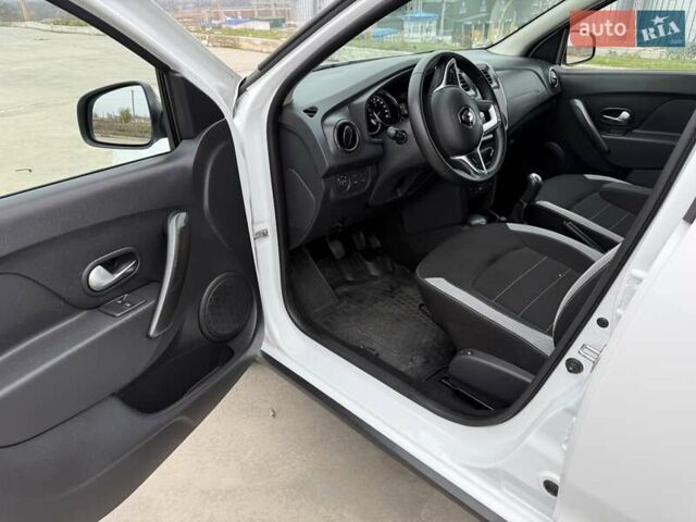 Белый Рено Сандеро СтэпВэй, объемом двигателя 0.9 л и пробегом 84 тыс. км за 9900 $, фото 18 на Automoto.ua