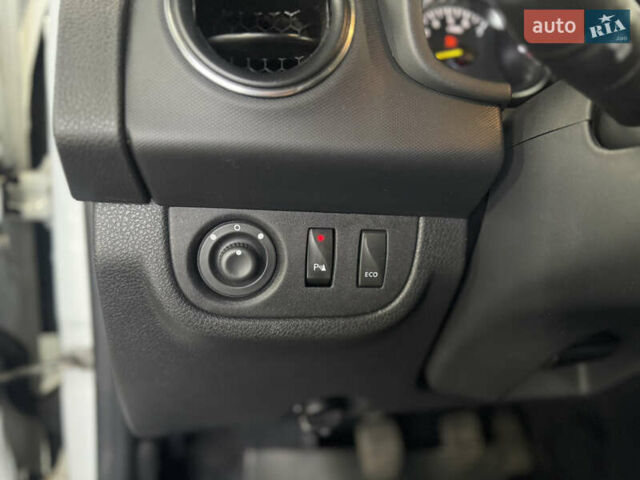 Белый Рено Сандеро СтэпВэй, объемом двигателя 0.9 л и пробегом 99 тыс. км за 8999 $, фото 18 на Automoto.ua