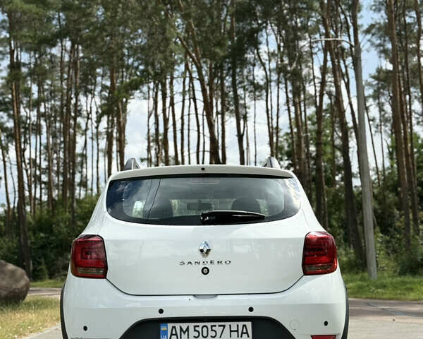 Білий Рено Сандеро СтепВей, об'ємом двигуна 1.46 л та пробігом 165 тис. км за 11200 $, фото 5 на Automoto.ua