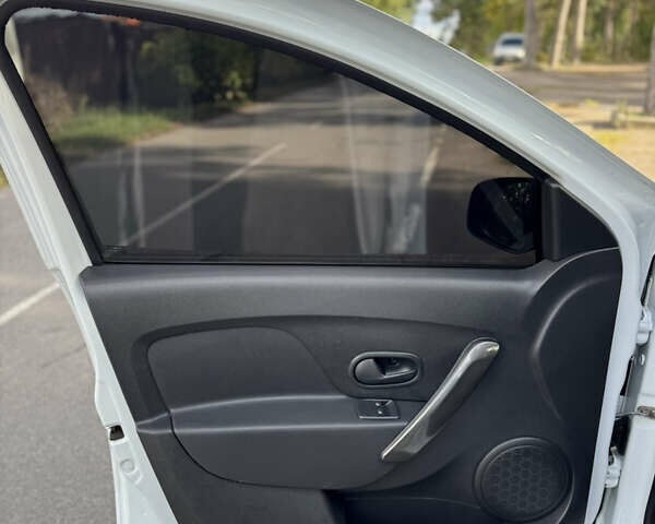 Белый Рено Сандеро СтэпВэй, объемом двигателя 1.46 л и пробегом 74 тыс. км за 11450 $, фото 6 на Automoto.ua
