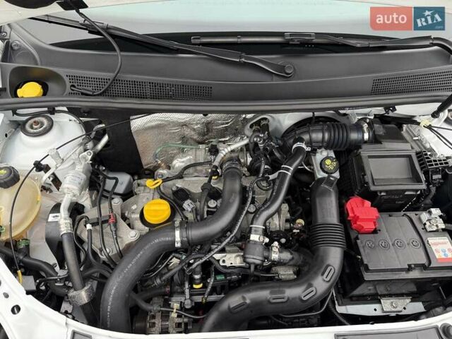 Белый Рено Сандеро СтэпВэй, объемом двигателя 0.9 л и пробегом 84 тыс. км за 9900 $, фото 30 на Automoto.ua