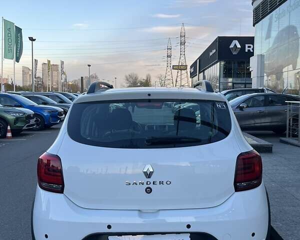 Білий Рено Сандеро СтепВей, об'ємом двигуна 0.9 л та пробігом 77 тис. км за 7974 $, фото 6 на Automoto.ua