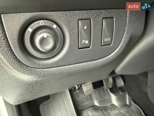 Белый Рено Сандеро СтэпВэй, объемом двигателя 0.9 л и пробегом 84 тыс. км за 9900 $, фото 22 на Automoto.ua